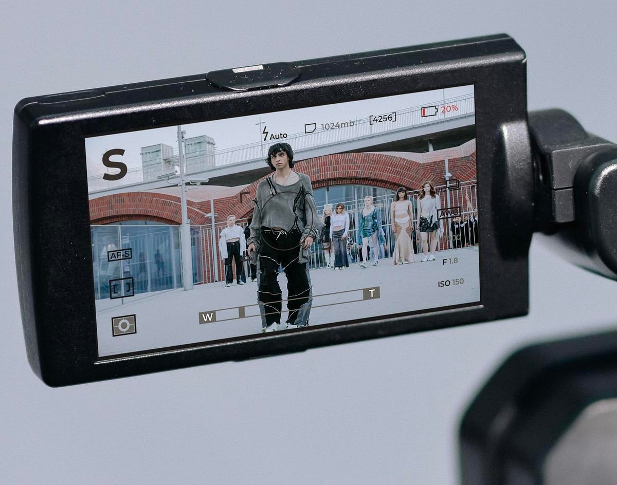 Модная съемка, вид через монитор камеры