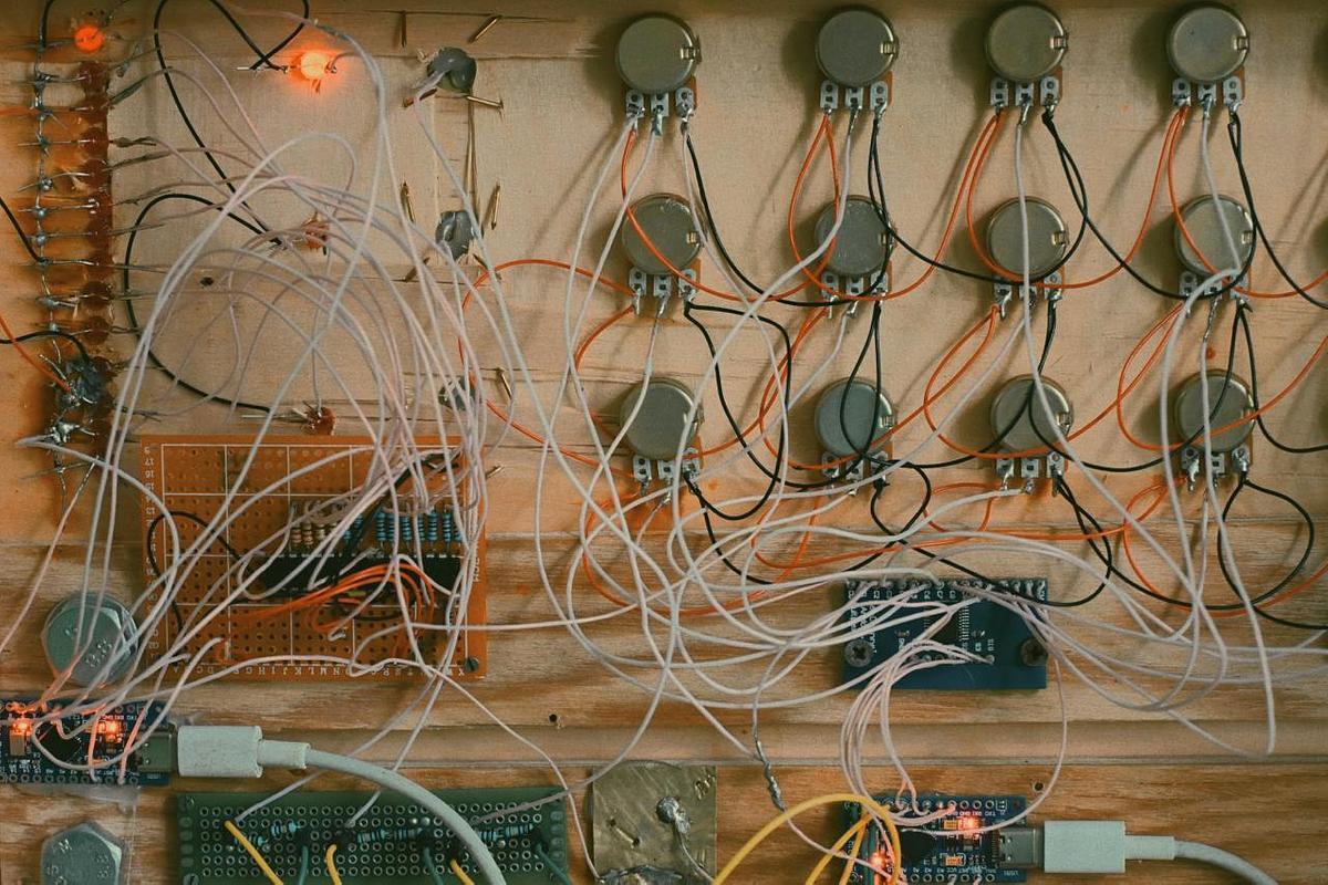Провода у старого синтезатора