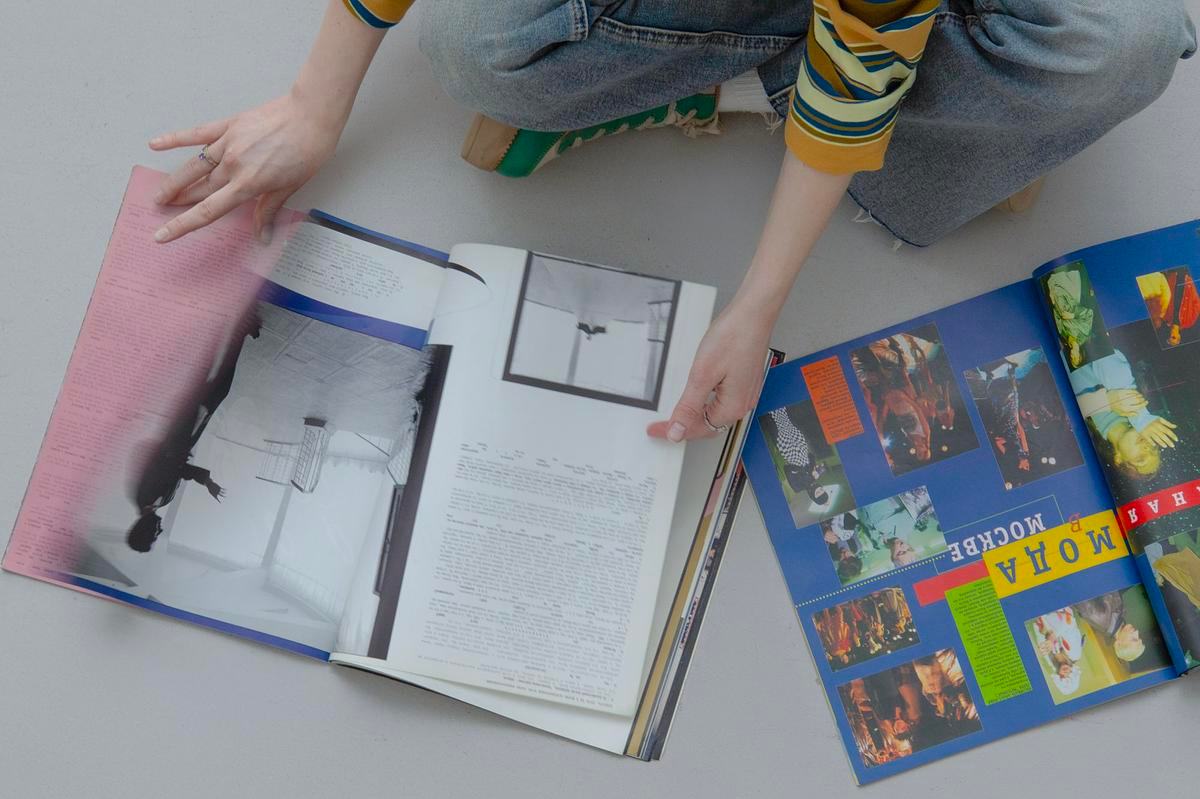 Руки раскрывают книгу о моде