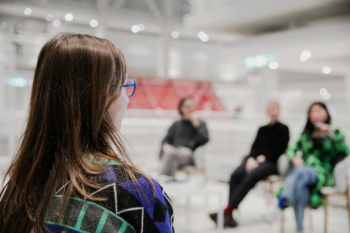 Девушка выступает перед слушателями