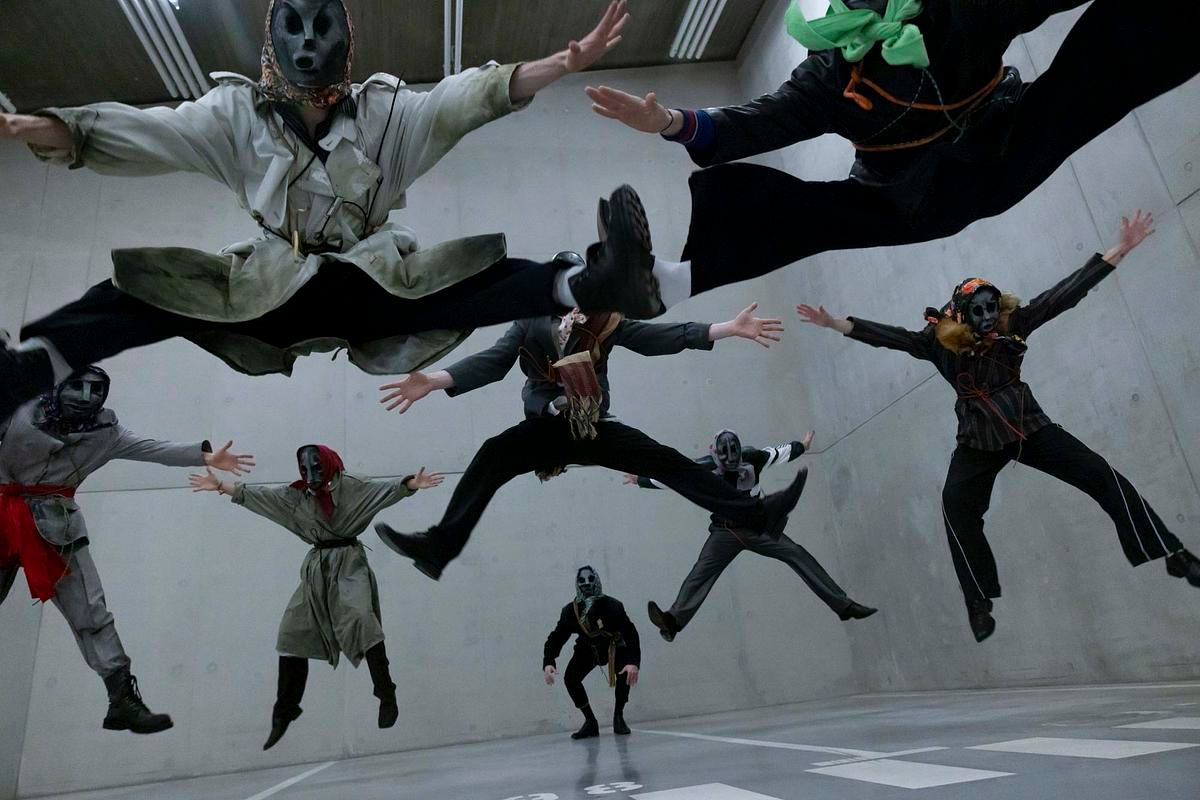 группа танцоров в прыжке