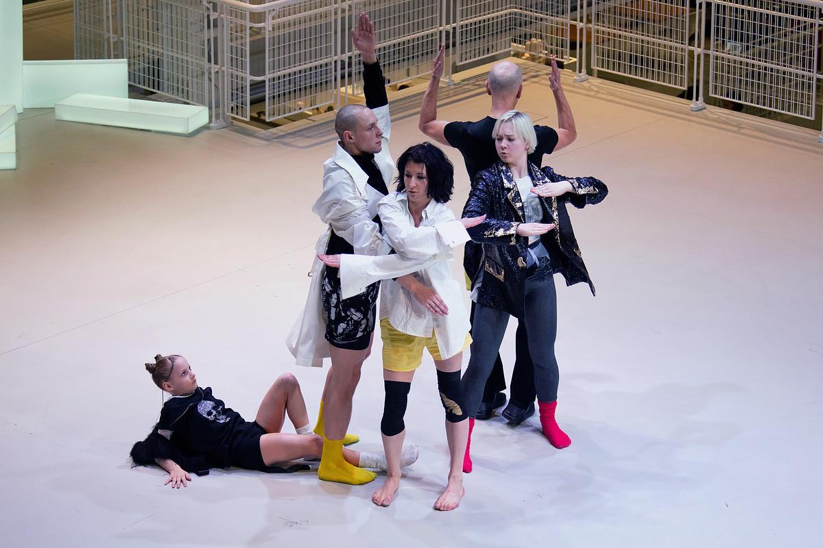 Перформеры на платформе ГЭС-2