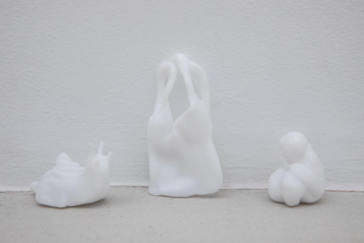 Белые поделки на фоне белой стены