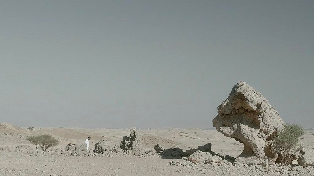 Человек в белом в пустыне