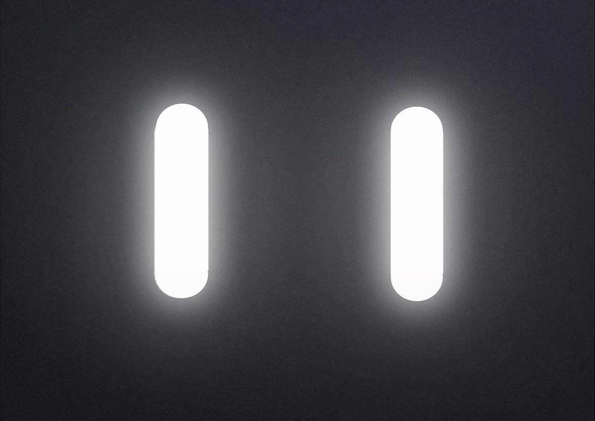 Две белых светящихся полосы на черном фоне