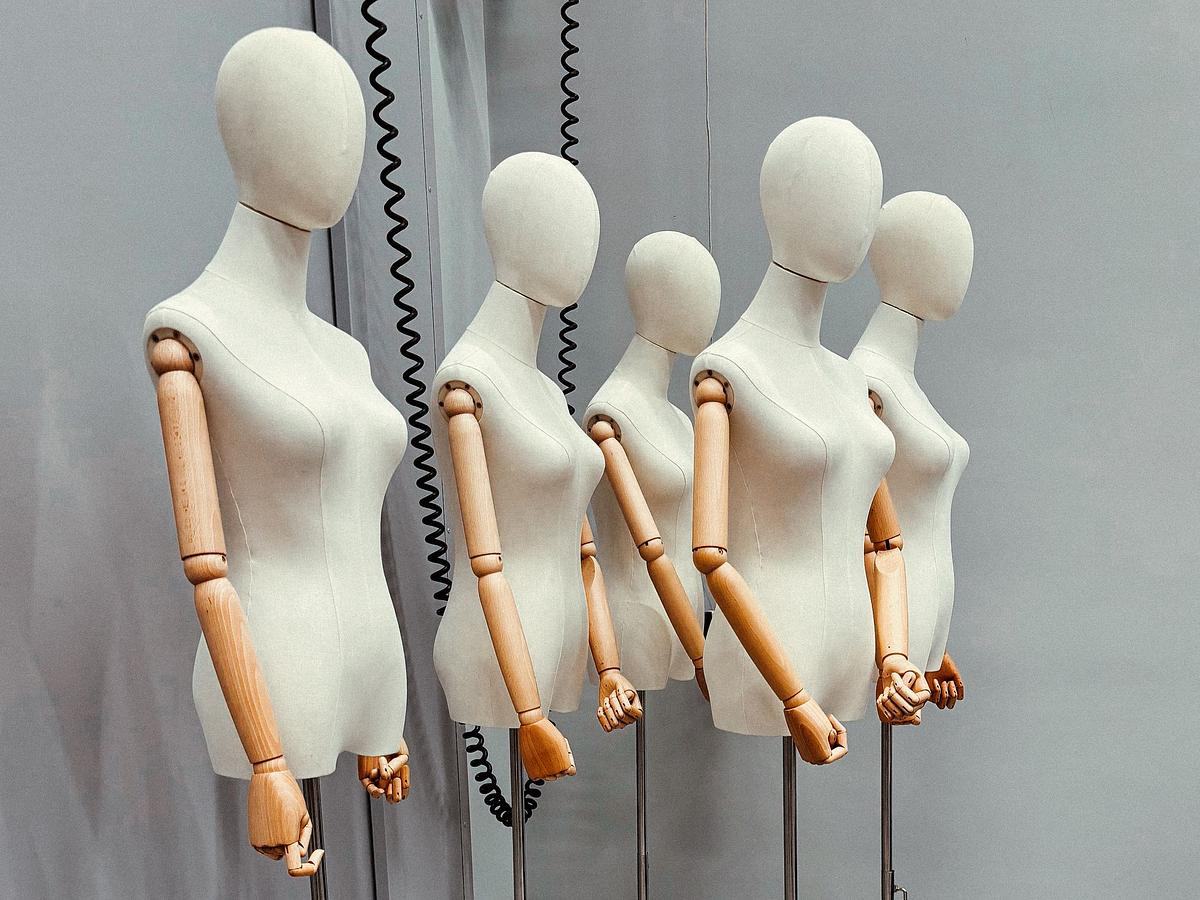 Манекены в ряд