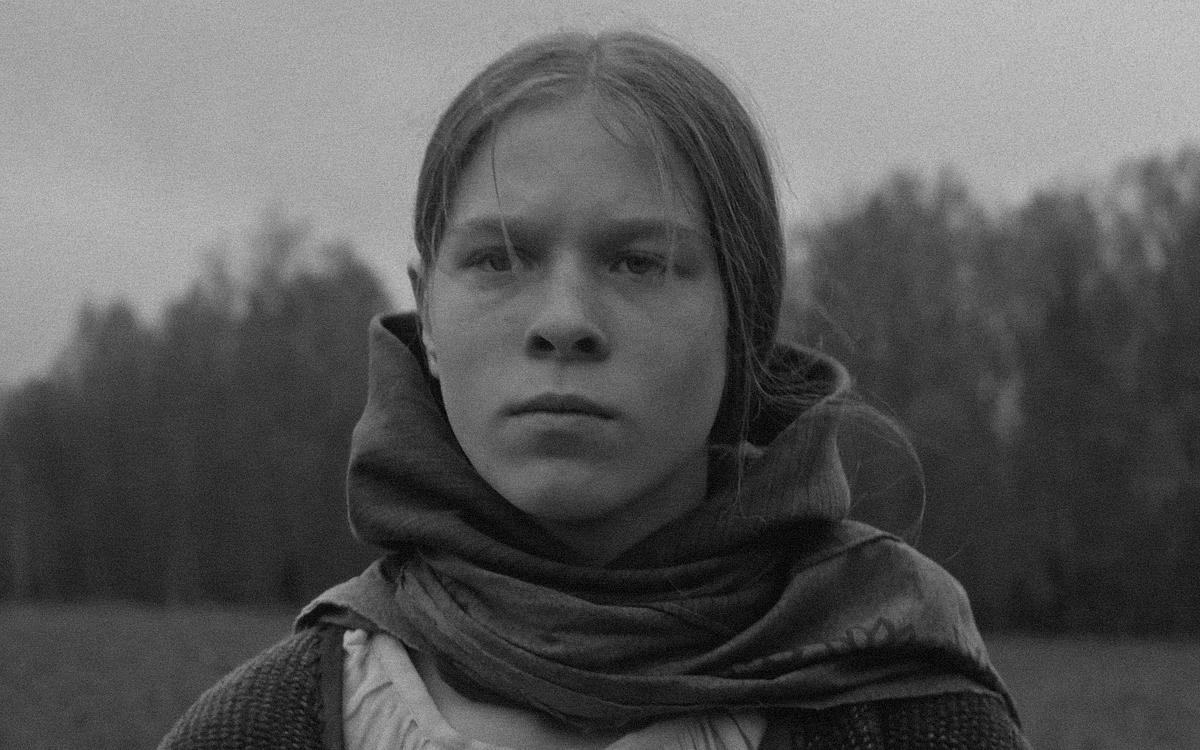 Кадр из фильма «На этой земле», портрет девушки в поле возле леса