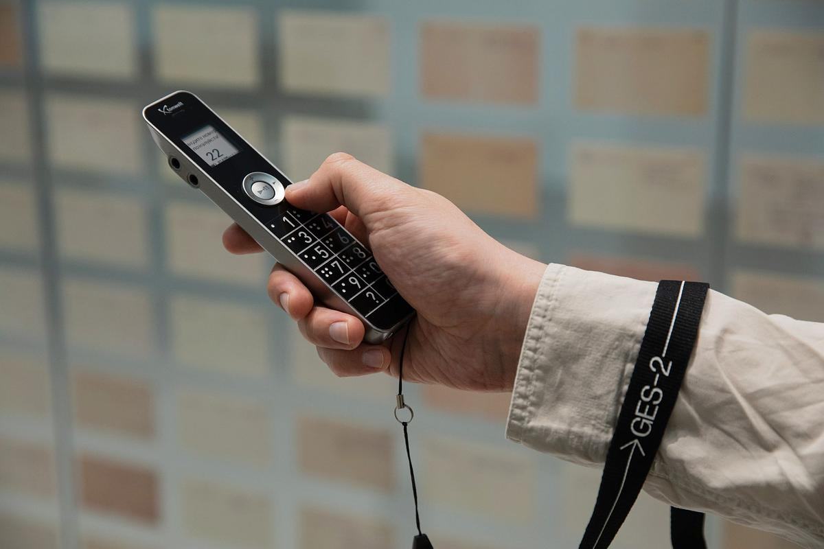 Рука держит аудиогид