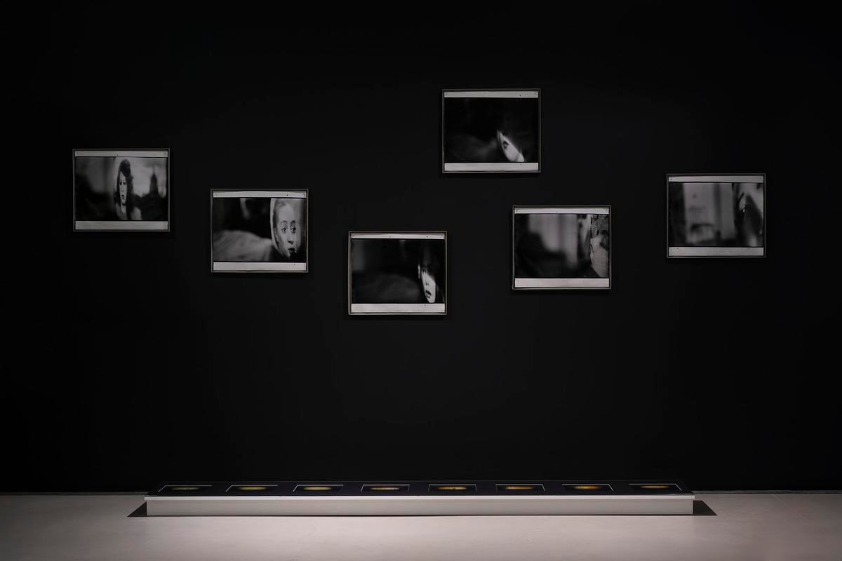 Фрашмент экспозиции выставки с фотографиями на стене