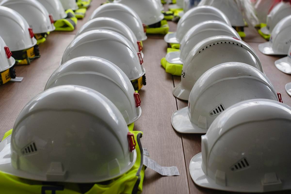 Лежащие рядами белые каски