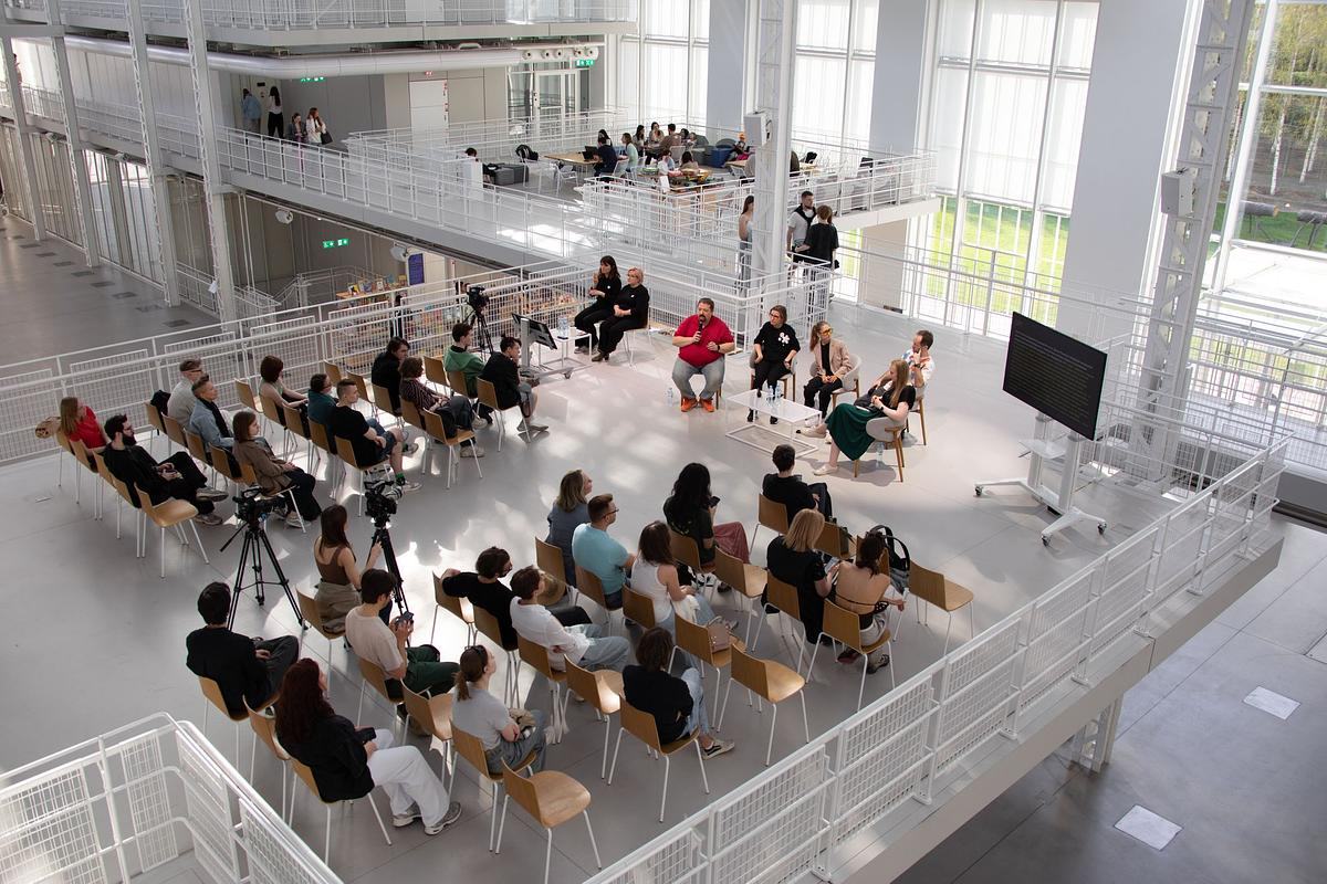 Фото, люди сидят на лекции на центральной платформе