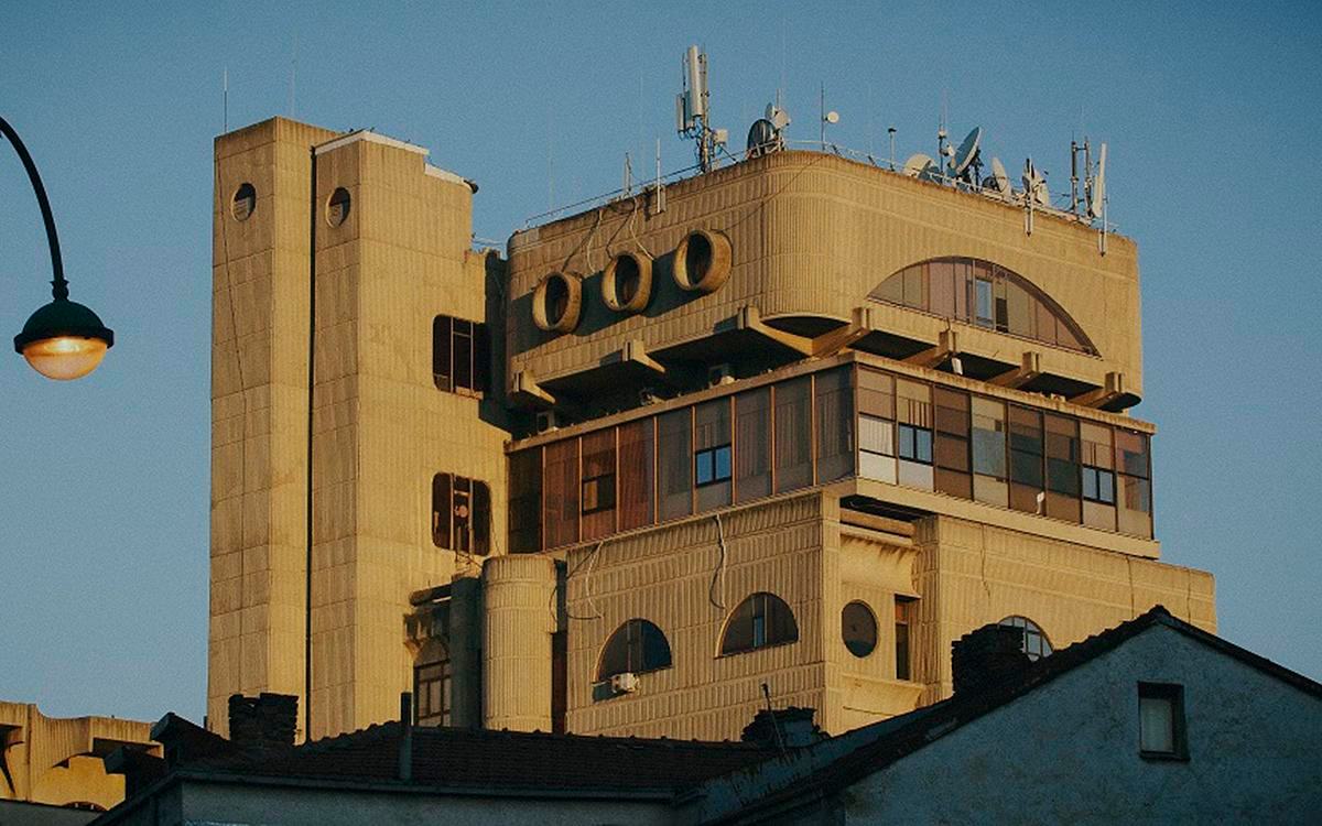 Кадр из фильма «Время брутализма», модернистское здлание