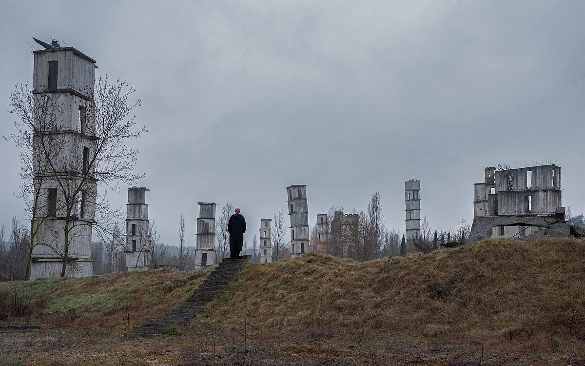 Кадр из фильма «Ансельм. Шум времени», человек стоит на руинах здания в поле