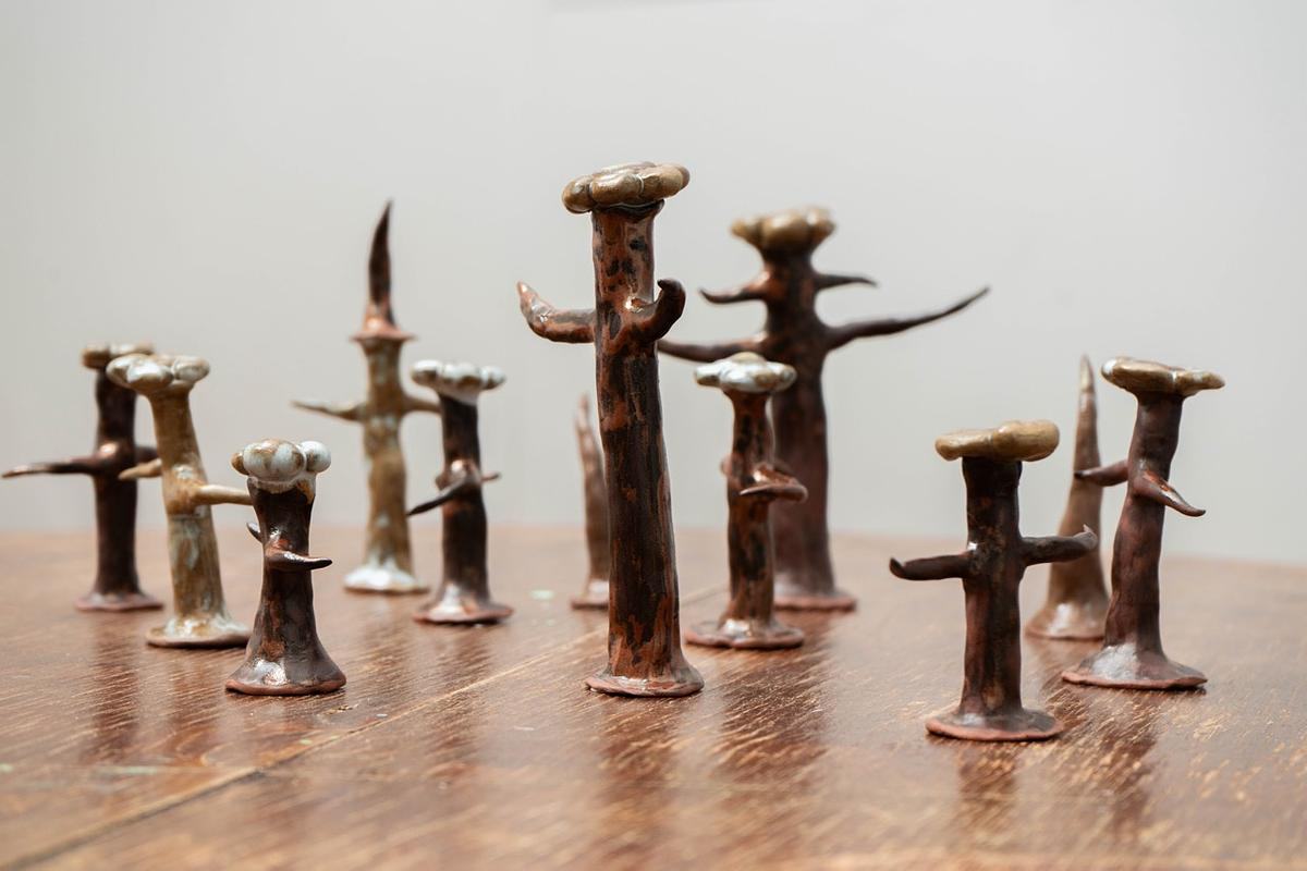 Фото, фигурки из дерева на столе