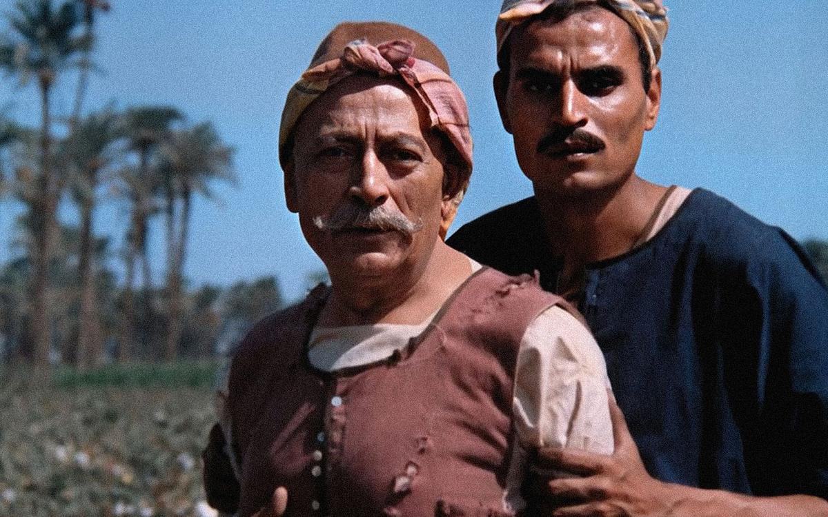Кадры из фильмов «Земля»,  два человека в винной и синей футболке в поле