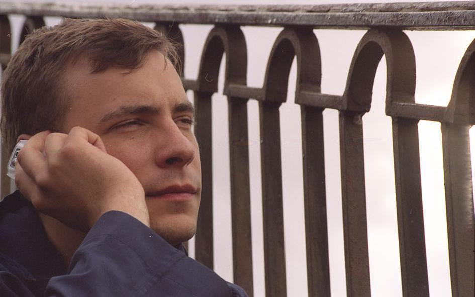 Кадр из фильма «Питер FM», мужчина смотрит вдаль у забора