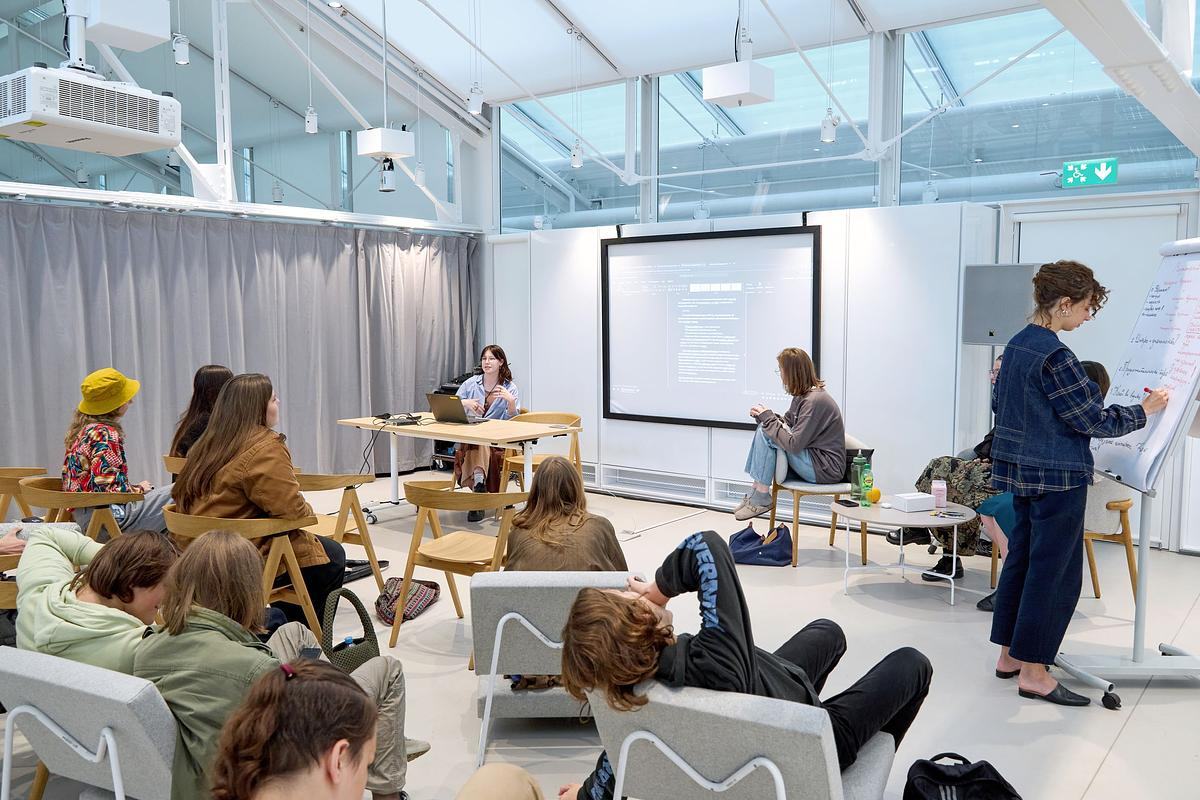 Люди слушают выступление спикеров