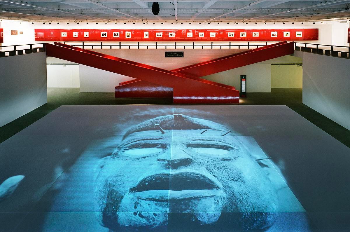 Проекция произведения искусства на пол галереи