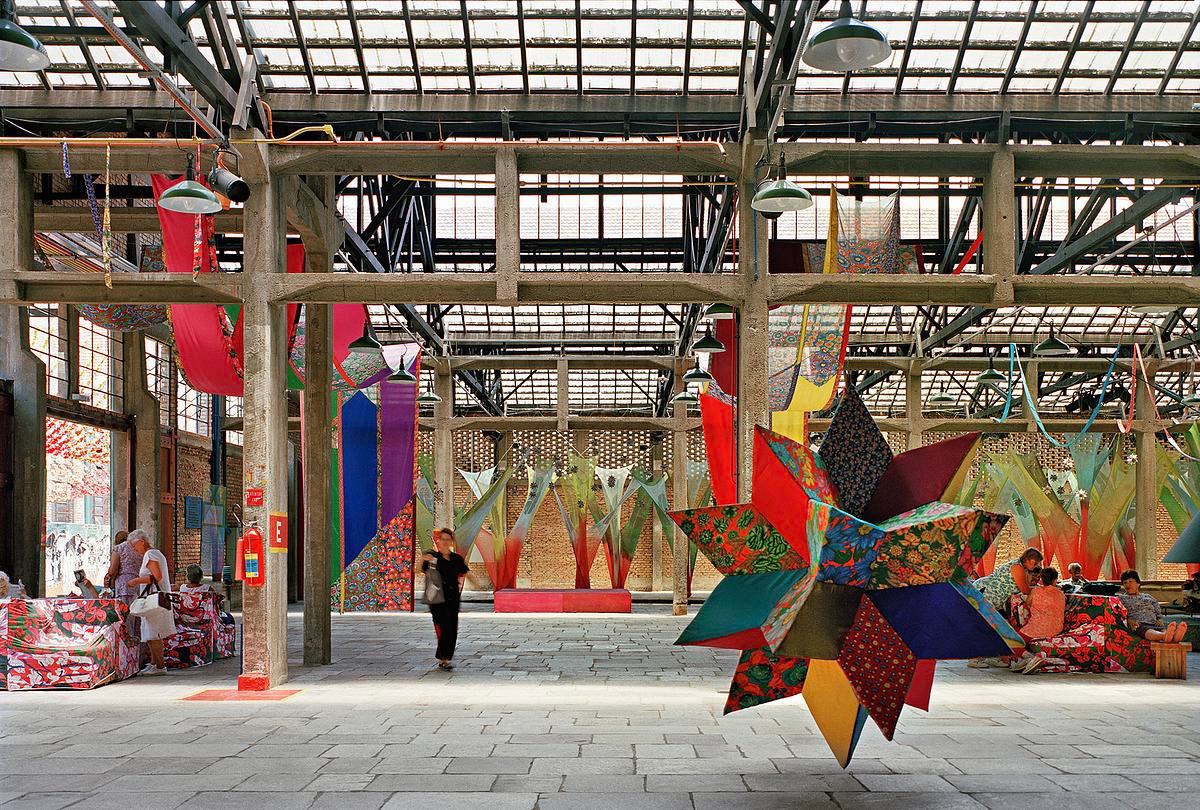 Пространство со стеклянными стенами и расставленными предметами искусства