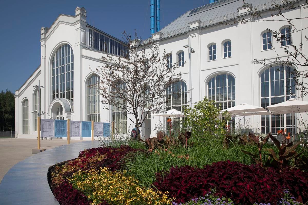 Клумбы у Дома культуры "ГЭС-2"