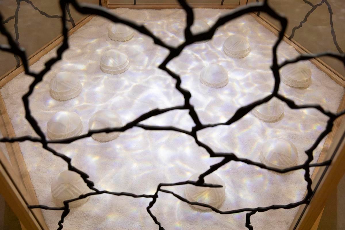 Фото, инсталяции соленые юрты через стекло с черными полосами