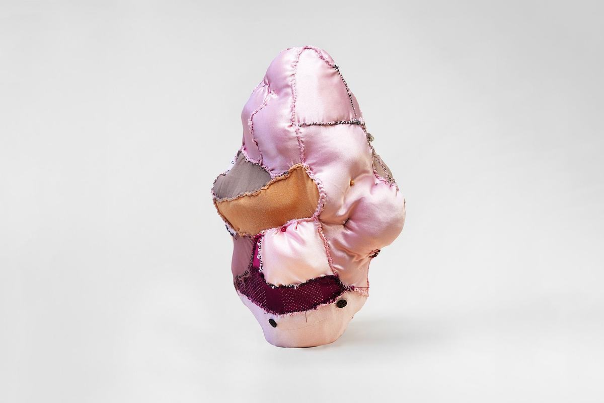 Фото, предмет из кусков розовой и бордовой ткани сшытых вместе