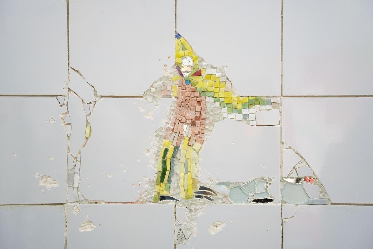 Фото, рисунок человечка из кусков розовой и бордовой плитки