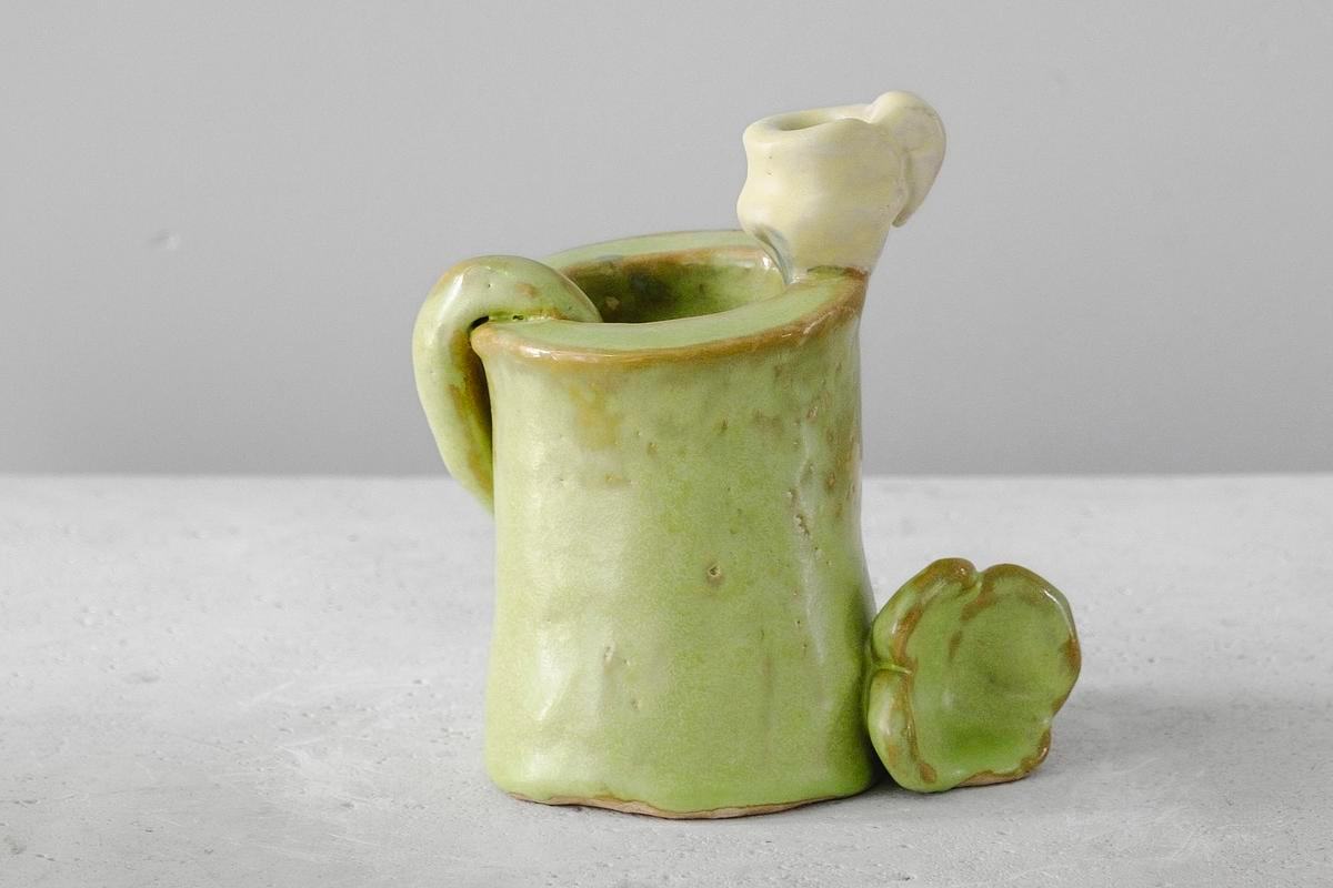 Фото, фигурка керамическая в виде вазы с цветком лежащим на столе