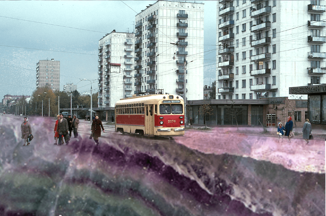 Старое фото городской застройки с трамваем с наложенными эффектами