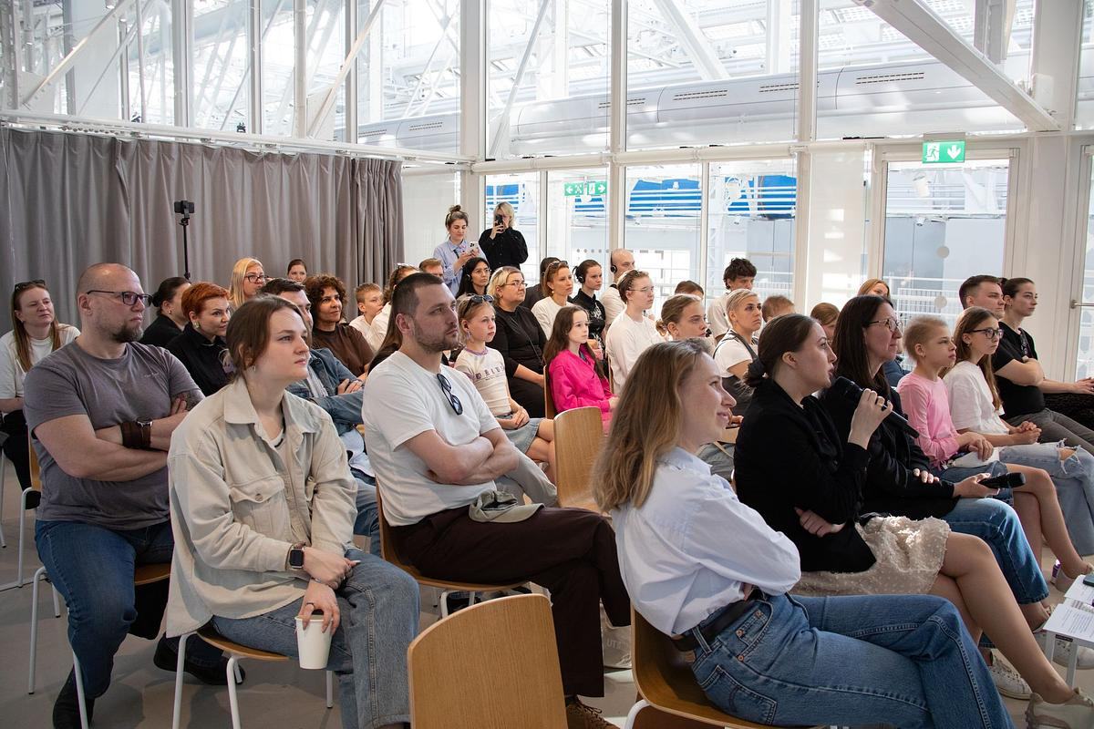 полный зал людей на лекции