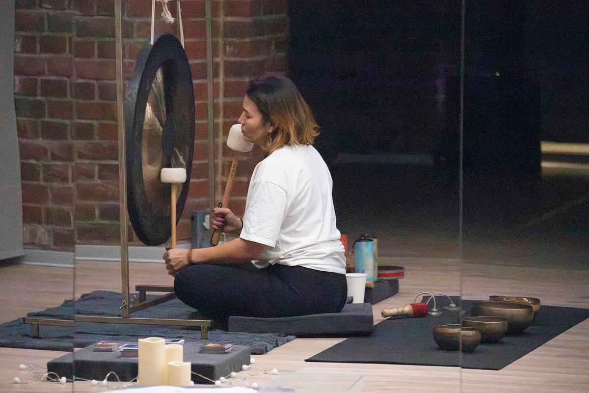 Фото, женщина бьет в гонг