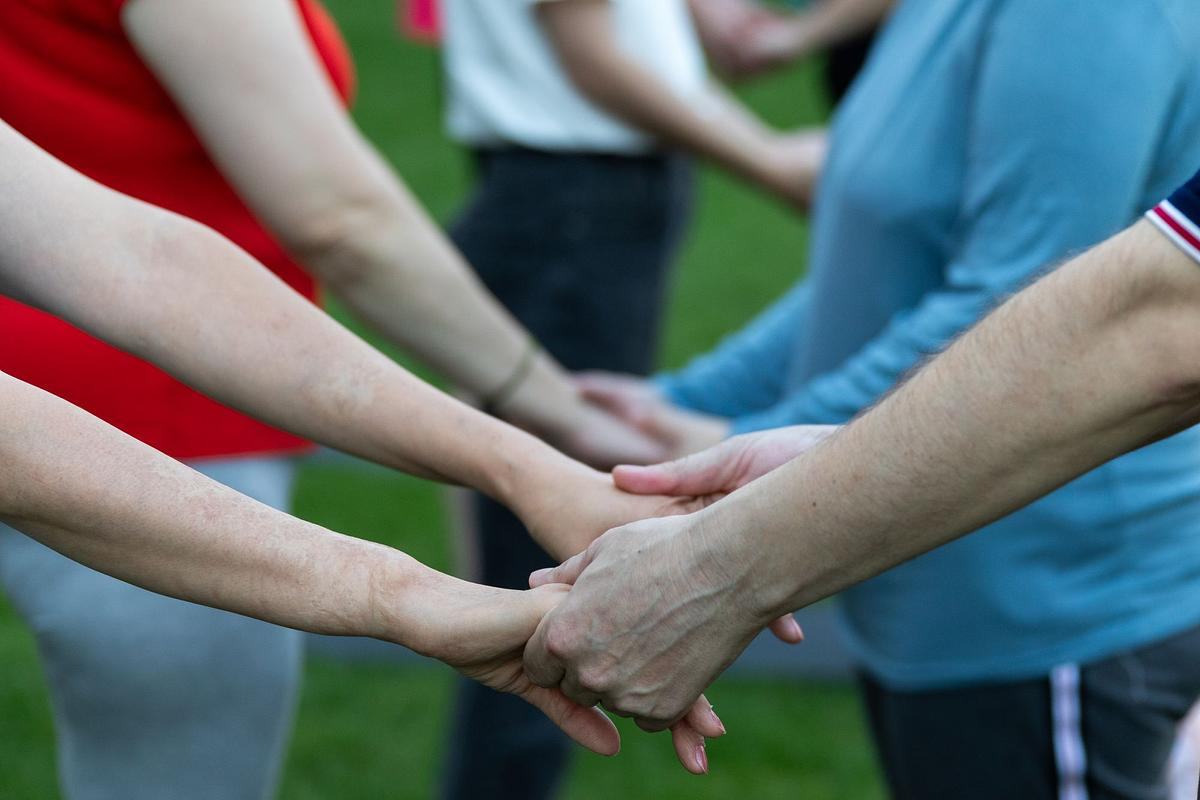 Фото, люди держатся за руки