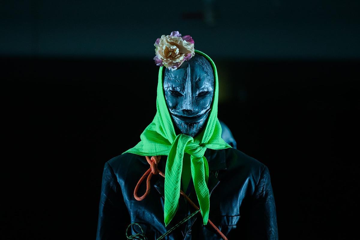 Человек в театральной маске