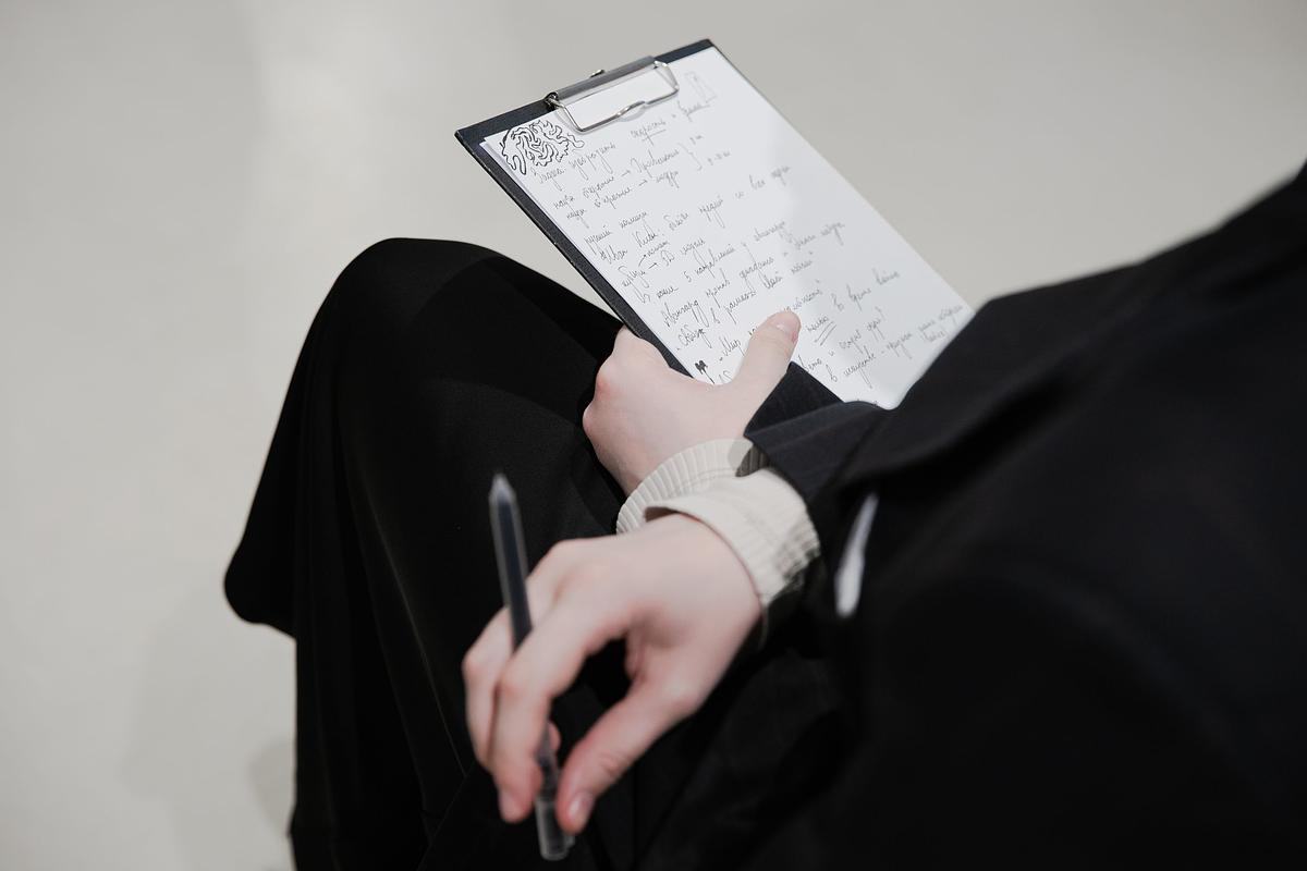 Человек держит в руках планшет с записями