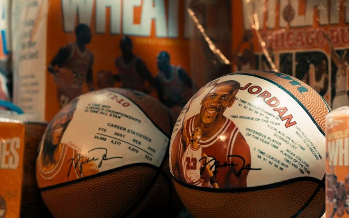 Кадр из фильма «Майкл и его «джорданы»», баскетбольные мячи с автографами и портретами Джордана