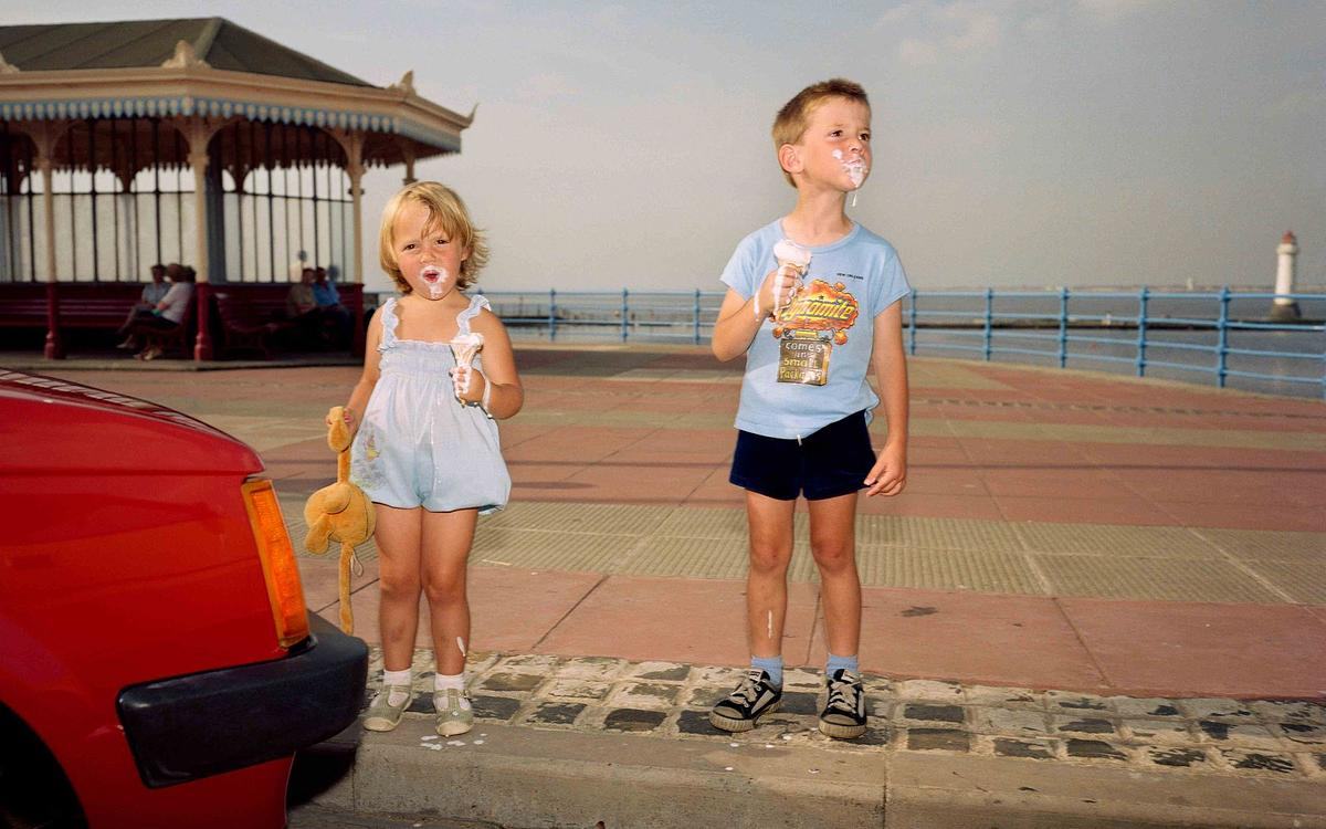 Кадр из фильма «Я — Мартин Парр», два ребенка на набережной у красного авто