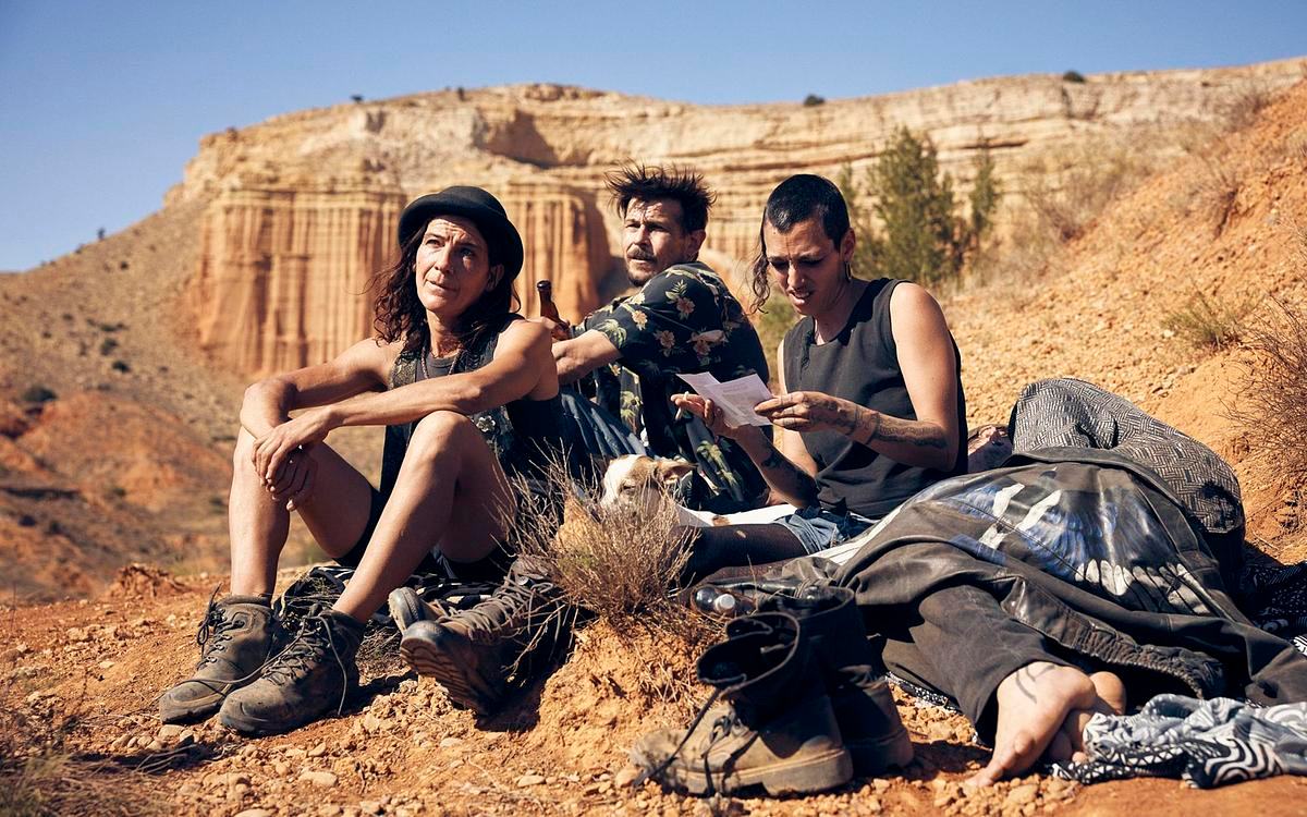 Кадр из фильма «Сират», 4 человек сидят с пустыне