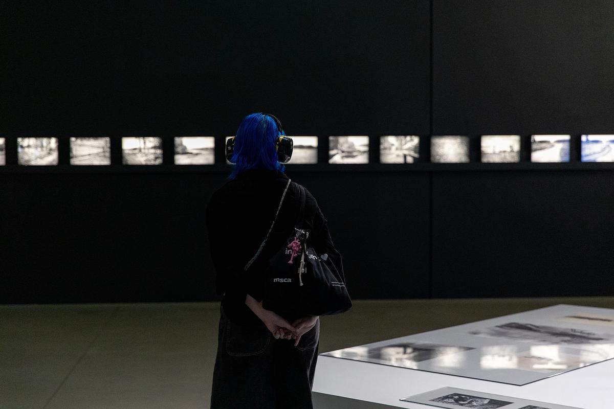 Фото, человек смотрит на картины