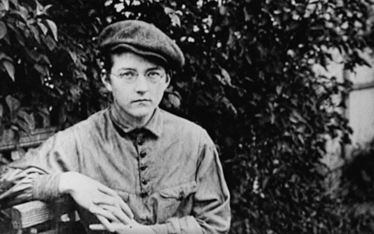 Кадр из фильма «Дмитрий Шостакович. Альтовая соната», x-б фото мужчины в кепке