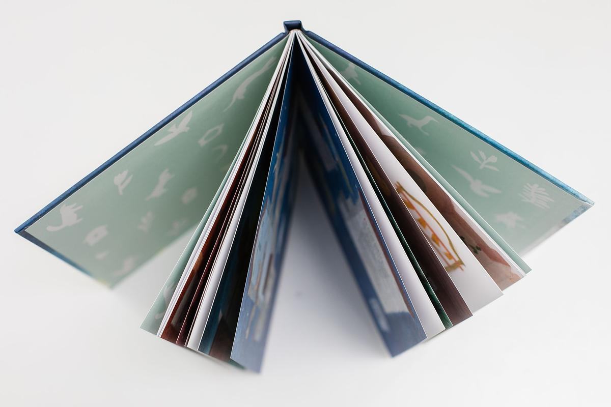 Фото, книга раскрытая стоит на столе