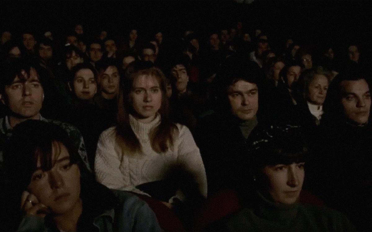 Кадр из фильма «Зимняя сказка», люди в кинозале на сеансе