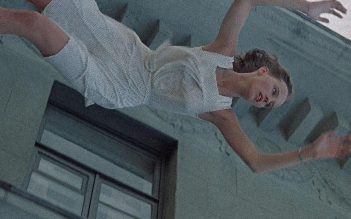 Кадр из фильма «Плюмбум, или Опасная игра», женщина падает