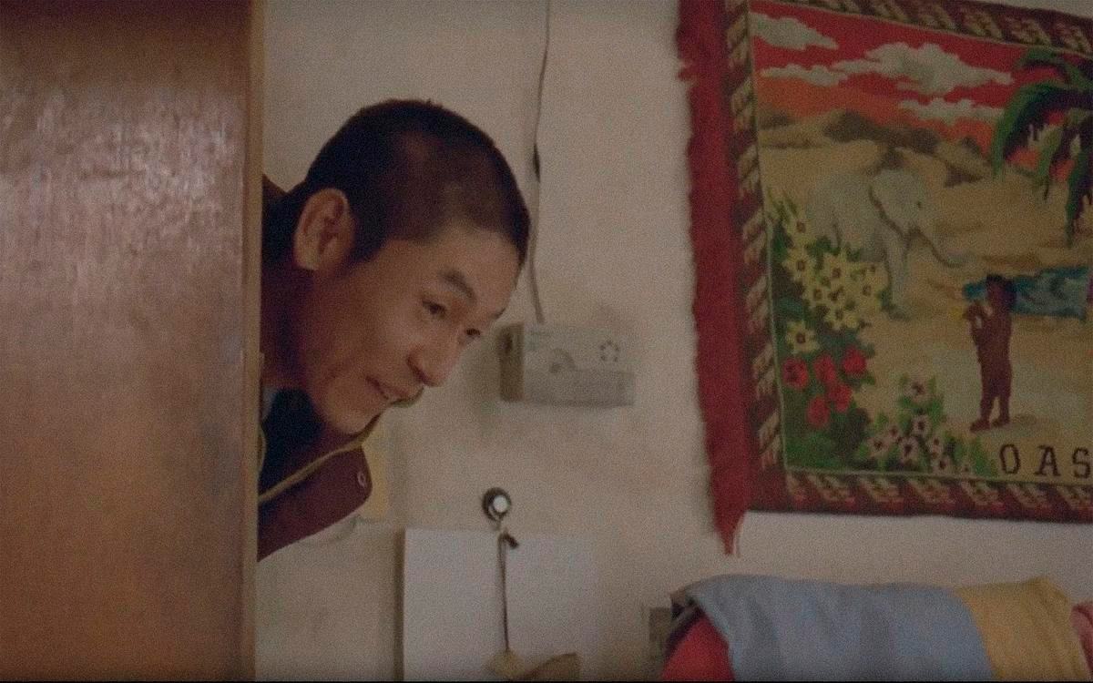 Кадр из фильма «Оазис», мужчина заглядывает в комнату