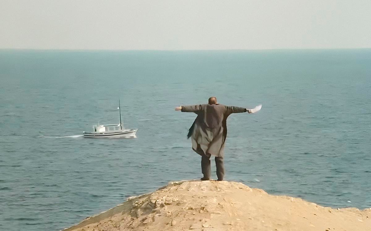 Кадр из фильма «Вечность и один день», человек на берегу моря