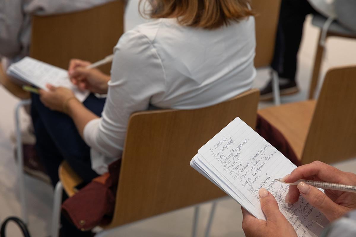 Фото, люди сидят на лекции и пишут