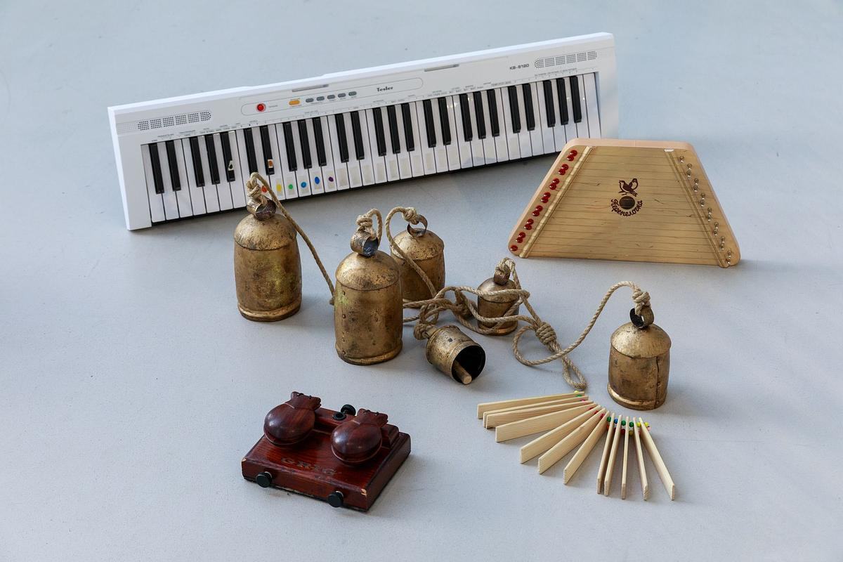 Фото, музыкальные инструменты лежат на сером фоне