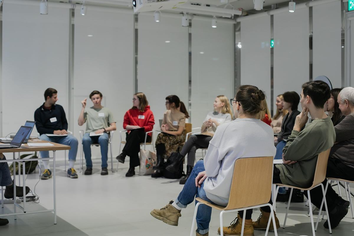 Фото, полный зал людей на лекции