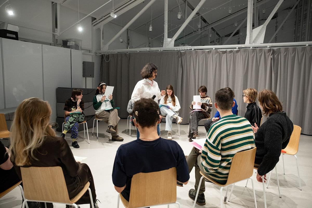 Фото, полный зал людей на лекции