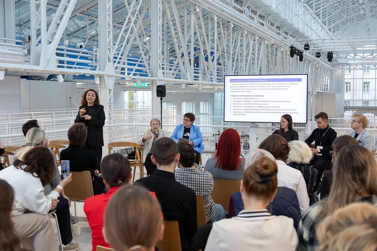 Фото, полный зал людей на лекции