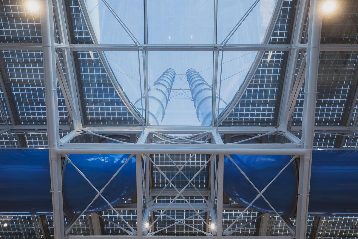 Вид на уходящие вверх трубы ГЭС-2